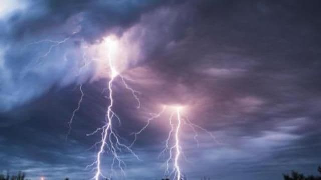 Furtuni și vijelii nimicitoare anunțate de meteorologi. Cod Portocaliu de vreme rea în 16 județe!