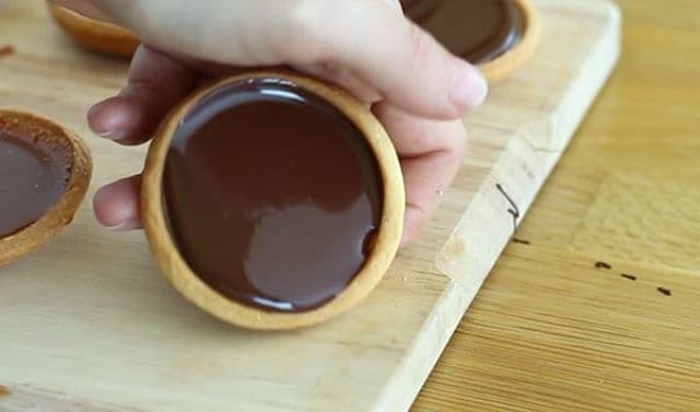 Mini tarte cu caramel și ciocolată