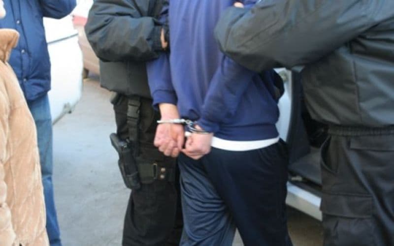 Doi indivizi violenţi, reţinuţi de poliţie după ce au agresat doi consăteni și au distrus o mașină cu pietre
