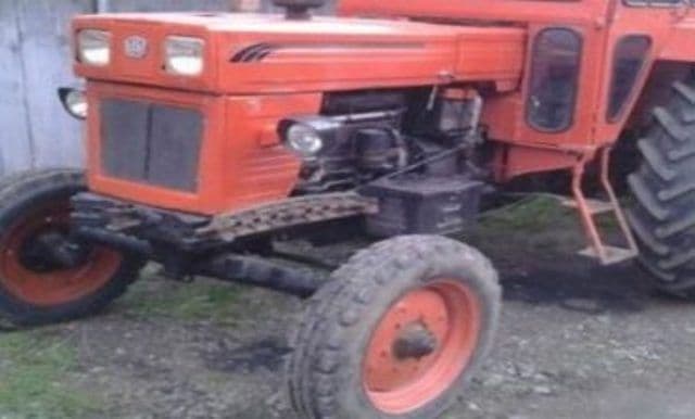 Beat și fără permis, a intrat cu tractorul în gardul unei case!