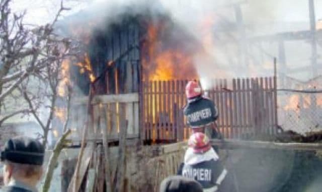 Incediu observat şi anunţat cu întârziere, soldat cu decesul unui bărbat de 62 de ani din Pomârla