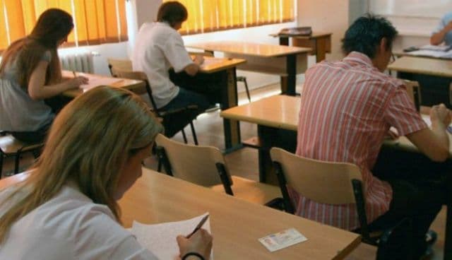 După elevi și profesorii intră în examen