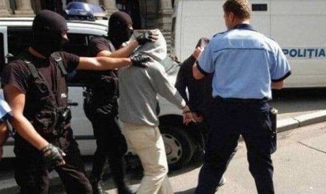 Autorii unui furt comis acum șapte luni, identificați și reținuți  24 de ore
