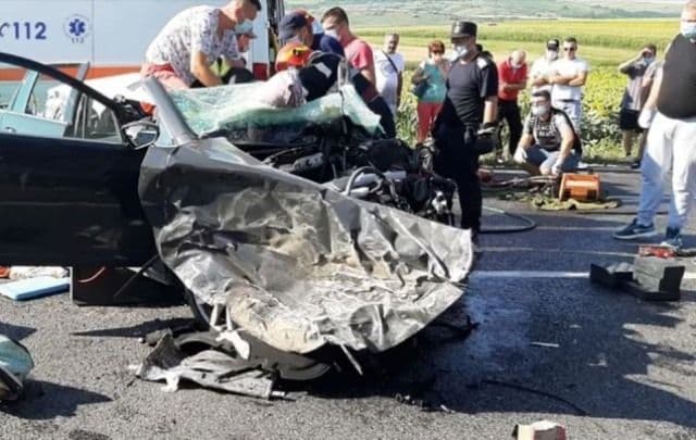 Accident violent în apropiere de Iași! O femeie a murit și trei persoane rănite după un impact frontal - FOTO