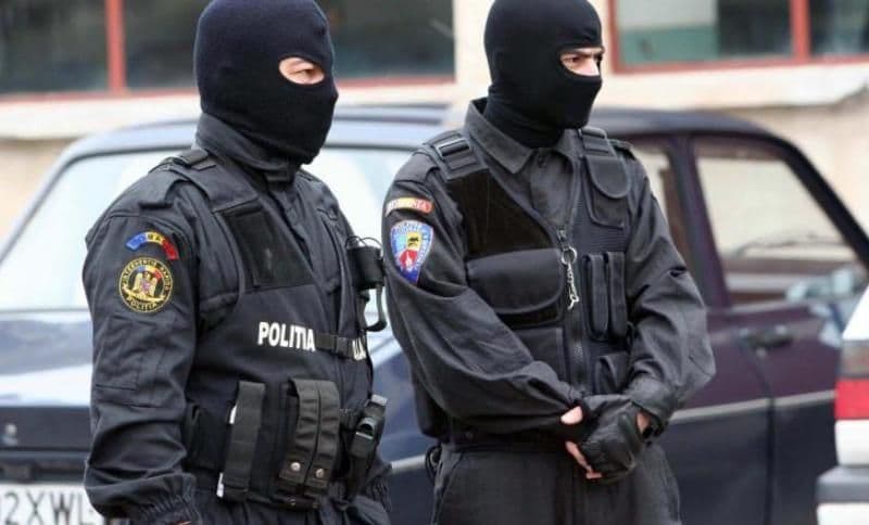 Percheziţii la domiciliul unui tânăr de 22 de ani care ar fi înșelat o femeie din Botoșani