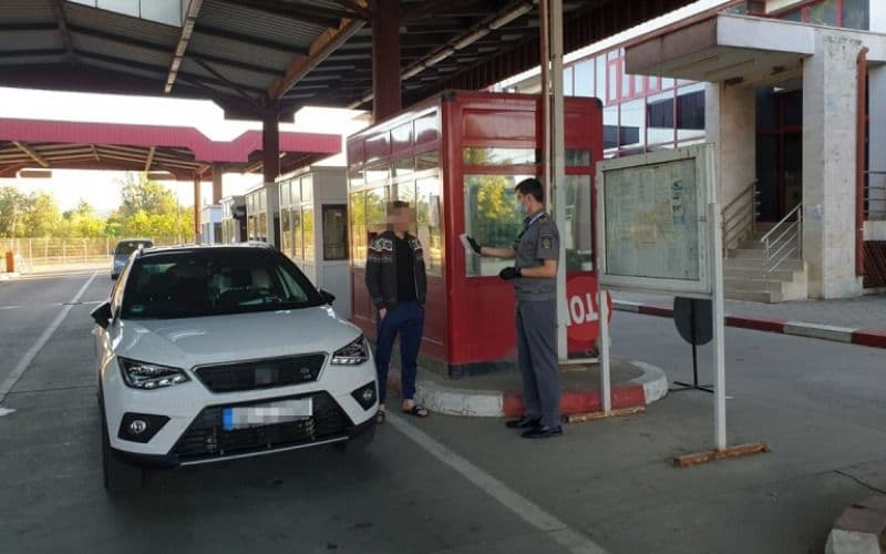 A încercat să treacă frontiera la volan, fără permis de conducere