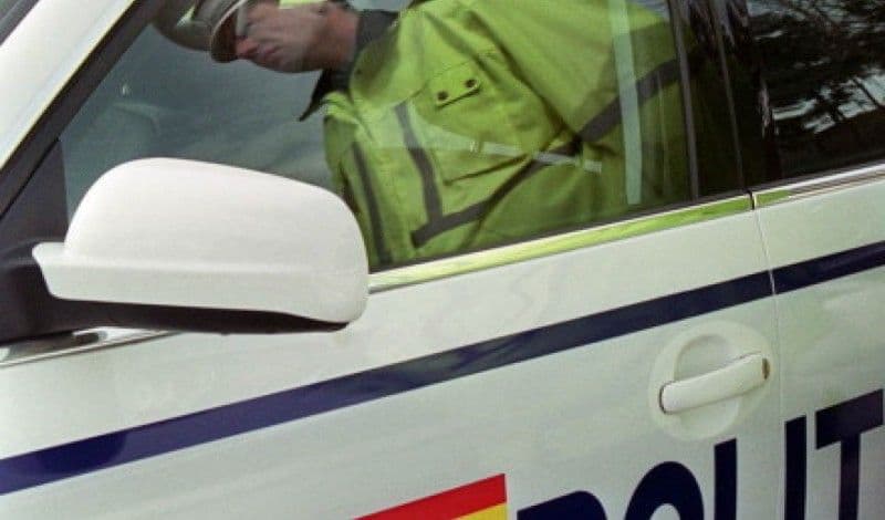 Un șofer cu „alcool la bord” și altul cu permisul suspendat, depistați și „taxați” de polițiști