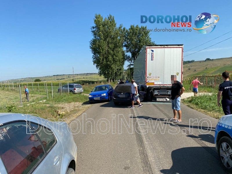 Accident la ieșirea din Botoșani spre Roma! O mașină a intrat într-un TIR