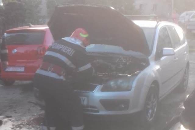 Incendiu izbucnit la o mașină parcată pe Aleea Ghiocelului din Dorohoi – FOTO