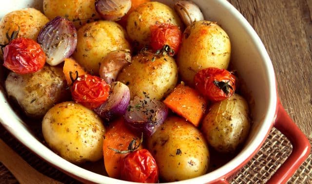 Cartofi noi cu legume