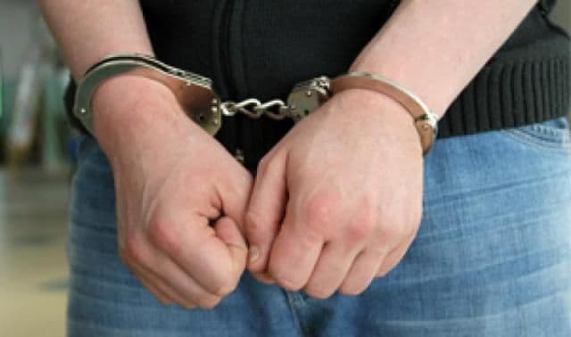 Tânăr de 20 de ani reținut după ce a intrat în curtea unor case și a furat bunuri din mașinile parcate