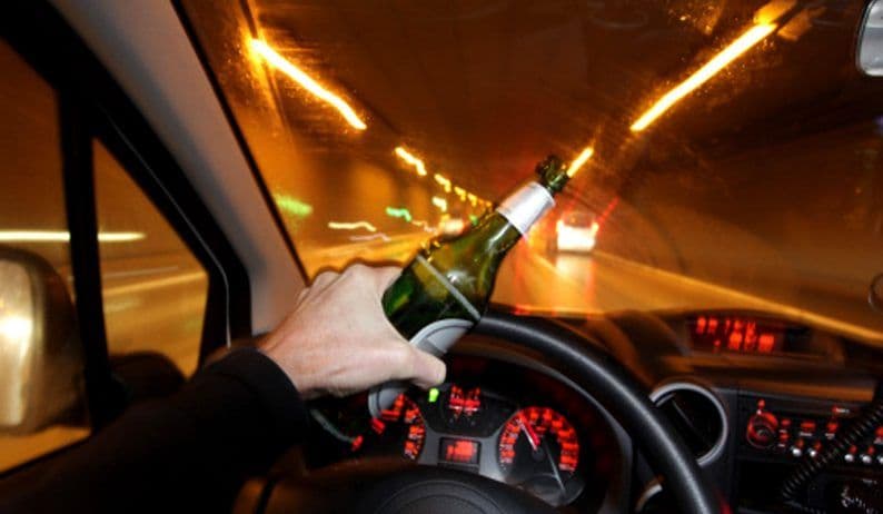 Bărbat găsit de polițiști după ce s-a urcat mort de beat la volan și a produs un accident