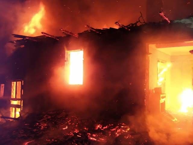 Incendiu la Cristinești! O familie cu trei copii a rămas fără acoperiș deasupra capului
