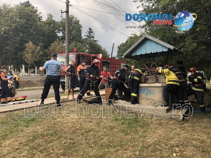 Intervenție în forță la Dorohoi! Bărbat căzut în fântână, scos de pompieri – VIDEO / FOTO