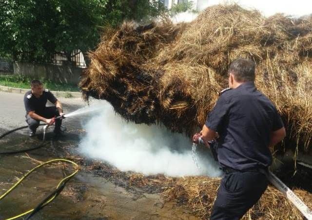 Joacă periculoasă! Căruță cu fân incendiată în mers de doi adolescenți - FOTO