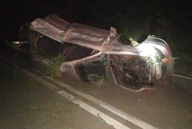 Accident! Mașină răsturnată după ce a lovit un cap de pod. Șoferul este în stare gravă