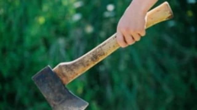 Bărbat reținut pentru 24 de ore după ce a amenințat o persoană cu toporul