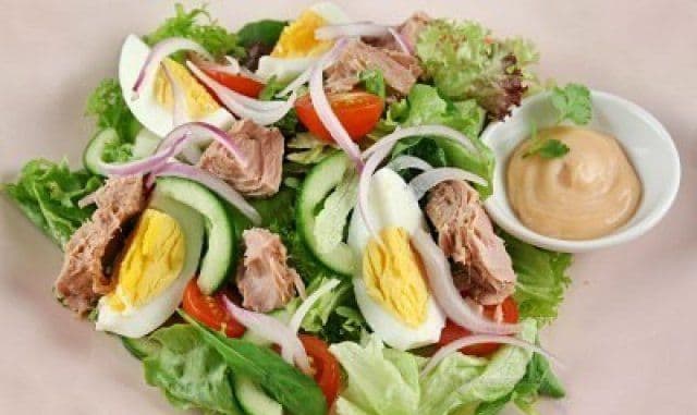 Salată de ton, ouă și ceapă