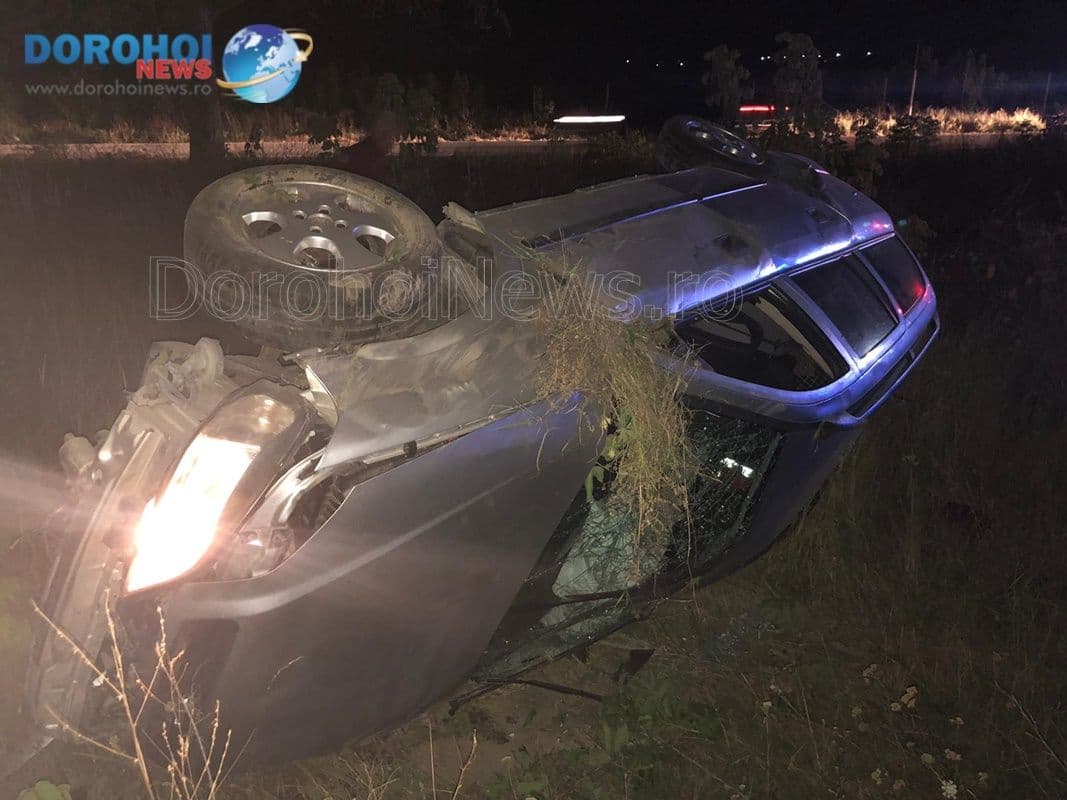 ACCIDENT GRAV! Trei tineri răniți după ce s-au răsturnat cu mașina pe DN 29B Dorohoi - Botoșani - FOTO