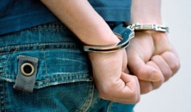 Adolescent de 17 ani, reținut pentru fapte cu violență și violare de domiciliu