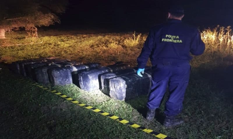 Ţigări de contrabandă de peste 252.000 lei, reţinute cu focuri de armă la frontiera de est - FOTO