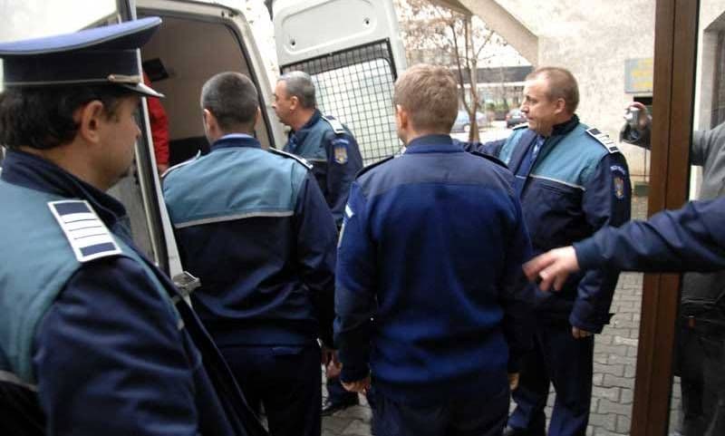 Tâlhărie în plină stradă. Botoșăneni reţinuţi, după ce au bătut un bărbat pentru ai fura banii și țigările