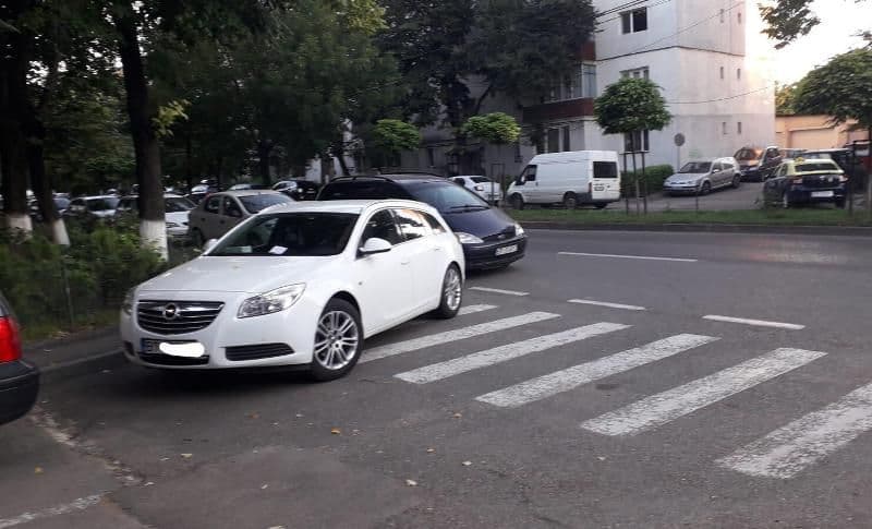 Acțiune a polițiștilor rutieri! Vizați cei care opresc mașinile pe trecerile pentru pietoni din Botoșani - FOTO
