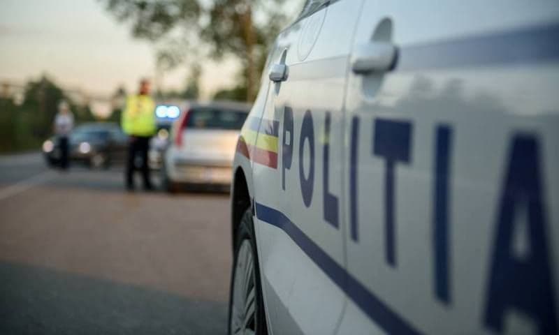 Fără permis, s-a urcat băut la volan și a acroșat un panou publicitar