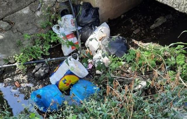 Primim la redacție – Gunoaie aruncate de „oameni civilizați” la Dorohoi - FOTO