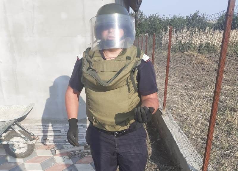 Grenadă de mână descoperită în curtea unui botoșănean