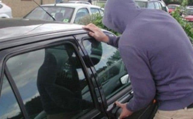 Tânăr acuzat că a furat bunuri dintr-o mașină parcată
