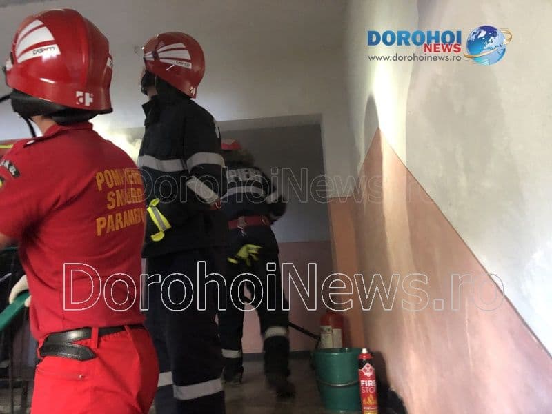 Panică într-un bloc din Dorohoi! Incendiu izbucnit într-o garsonieră - FOTO