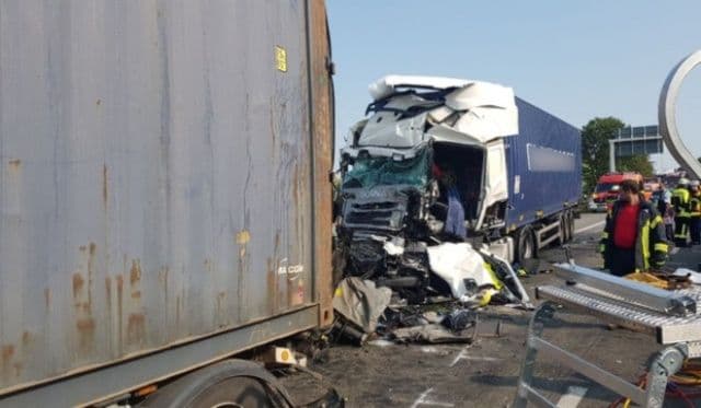 Patru români au murit striviți într-un microbuz distrus între două TIR-uri românești, pe o autostradă în Germania