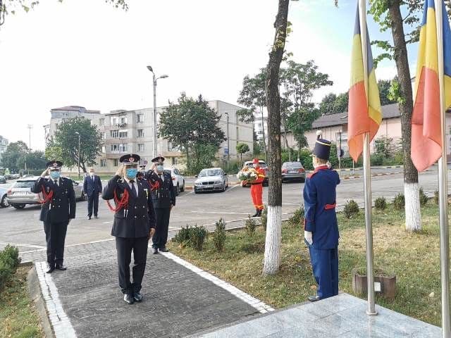 Ziua Pompierilor sărbătorită la Dorohoi și Botoșani. Depunere coroane de flori și pompieri înaintați în grad - FOTO