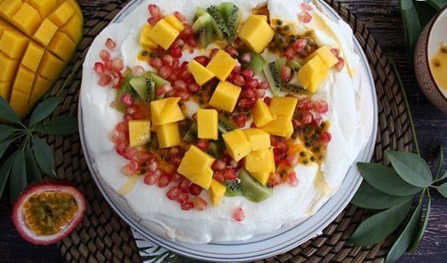 Pavlova cu fructe exotice