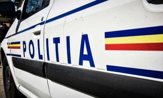 Beat și fără permis, urmărit de poliție pe străzile din Dorohoi. Viteazul a abandonat mașina și a fugit într-un lan de porumb