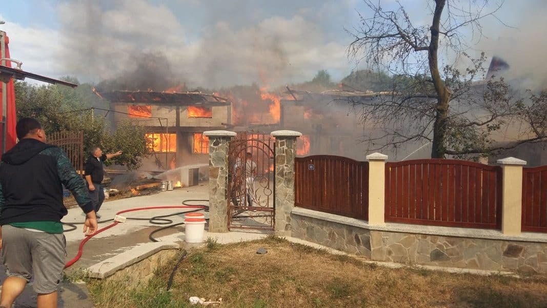 INCENDIU devastator în județul Botoșani: Trei locuințe în flăcări, intervin mai multe echipaje – FOTO