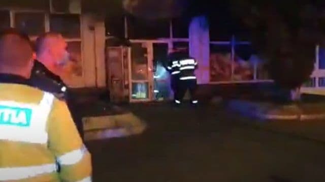 Intervenție dificilă pentru pompierii botoșăneni. Au intervenit pentru stingerea unui incendiu la un magazin 