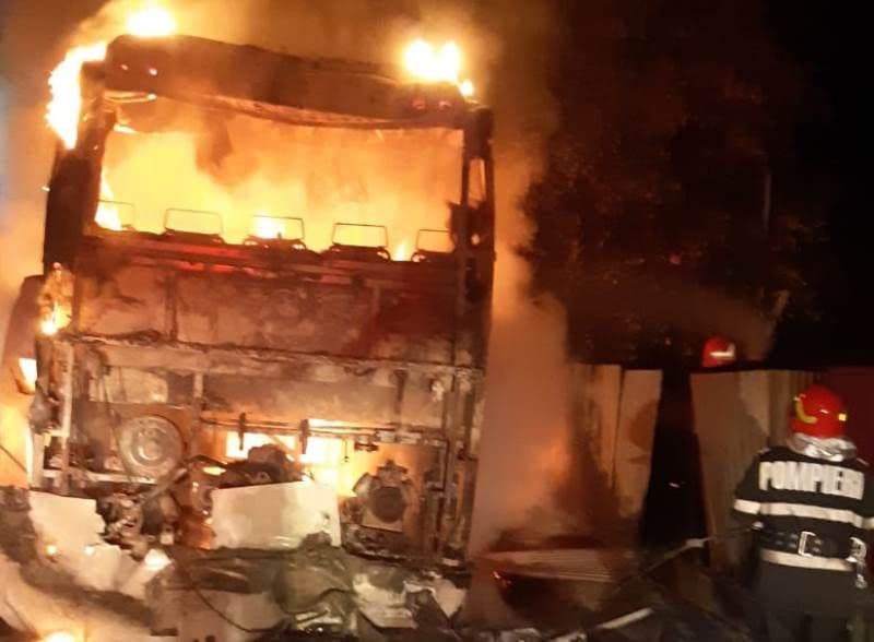 Autobuz distrus de flăcări! Pompierii au intervenit pentru stingere - FOTO