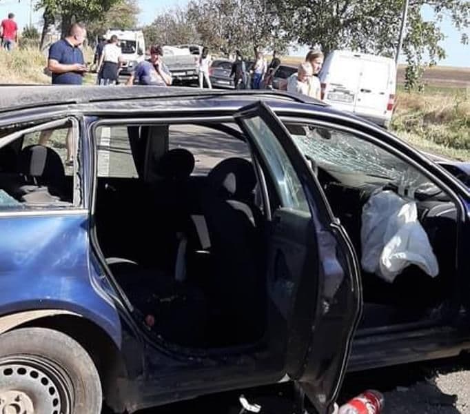 Carambol cu patru mașini pe un drum din județ. Trei persoane au ajuns la spital