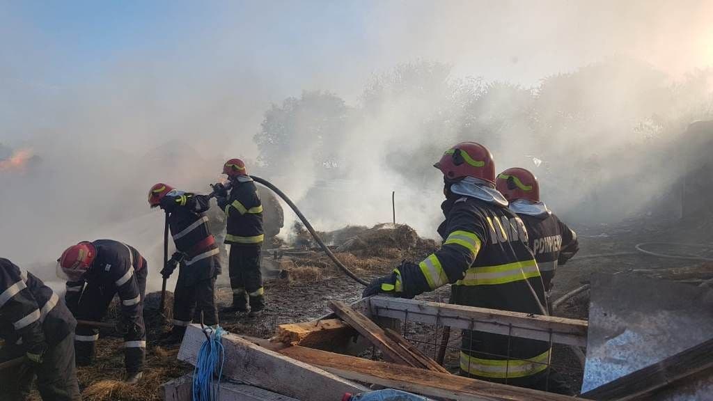 Pompierii din Dorohoi se luptă de peste două ore pentru a lichida un incendiu dintr-o gospodărie din satul Pădureni - FOTO