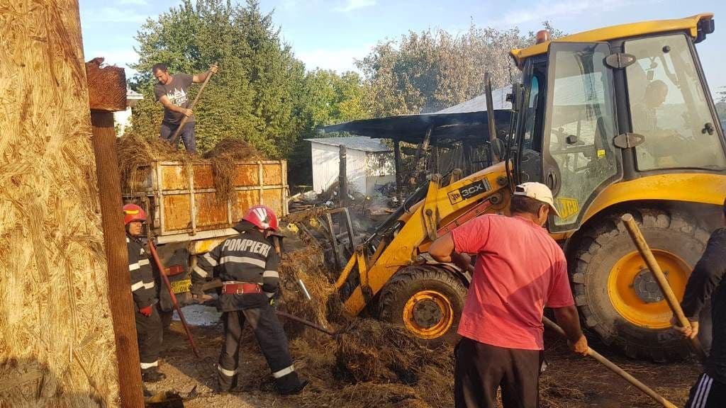 Incendiul de la Pădureni stins după șase ore. Au ars cinci anexe și mai multe bunuri