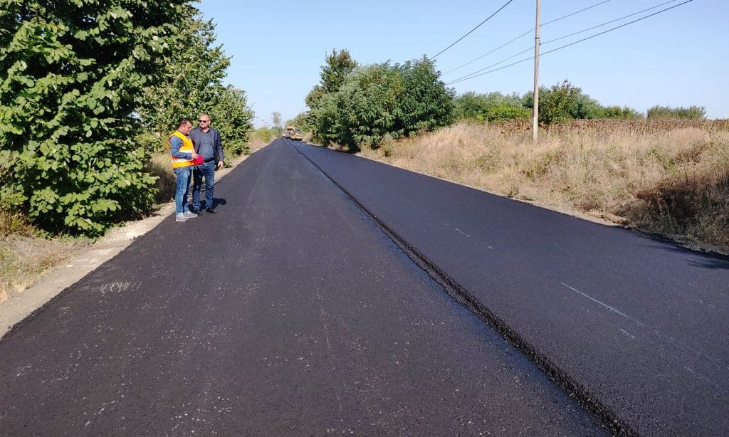 Ne ținem de cuvânt! Lucrări de asfaltare în plină desfășurare pe tronsonul de drum județean Baisa – Corni - FOTO