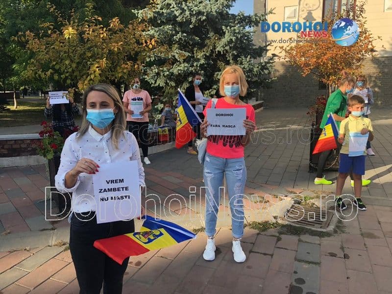 Protest la Dorohoi împotriva purtării măștii în școli: „Vrem zâmbete, nu măști” – FOTO