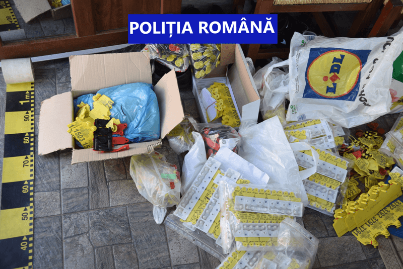 Percheziții la locuințele unui botoșănean. Ce au găsit mascații la fața locului - FOTO