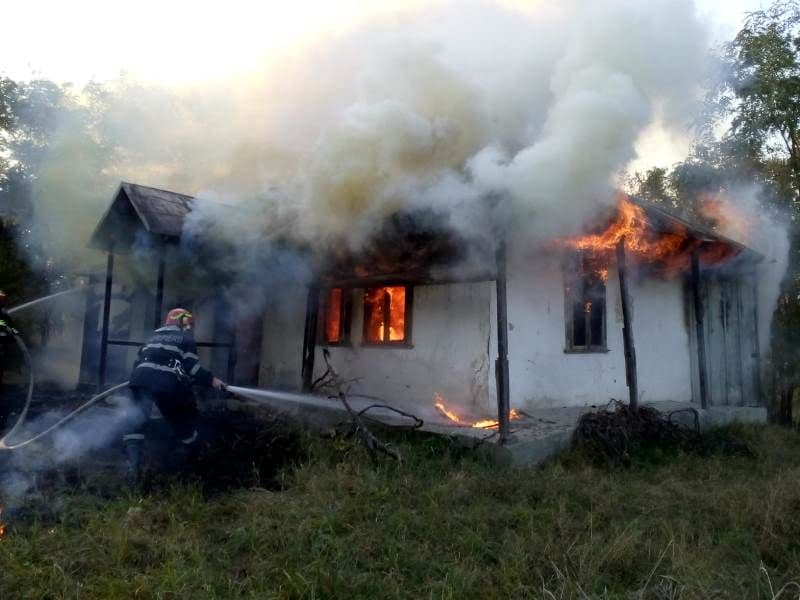 Casă distrusă de flăcări la Broscăuți. Incendiul a fost provocat de proprietară – FOTO