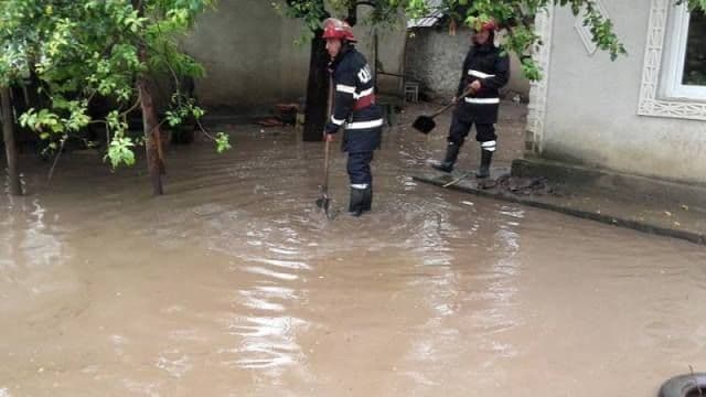 Pompierii au intervenit în urma inundațiilor din județ din noaptea trecută. S-au înregistrat 15 apeluri de urgență