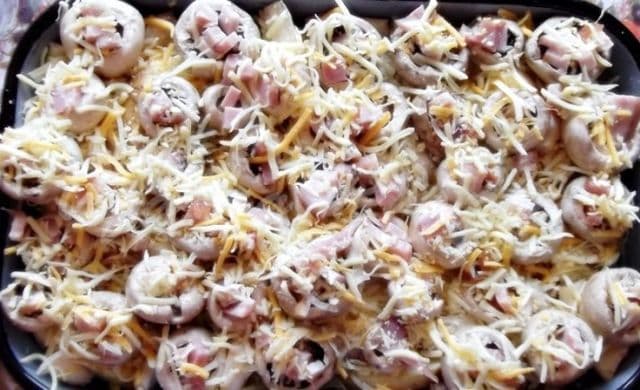 Ciuperci la cuptor umplute pe pat de cartofi