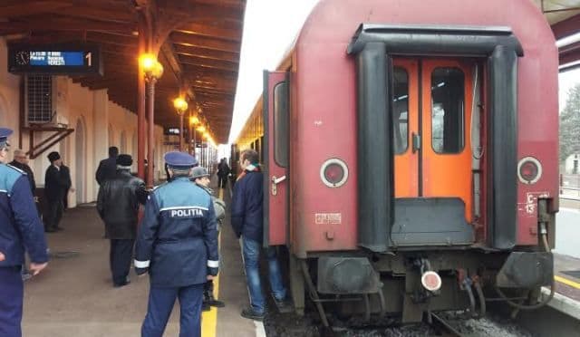 Bărbați reținuți după ce au furat un rucsac dintr-un tren staționat în gara Botoșani