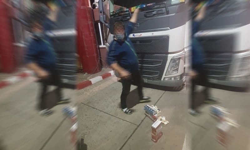 Cabină de camion căptușită cu țigări de contrabandă descoperită în Vama Stânca – FOTO
